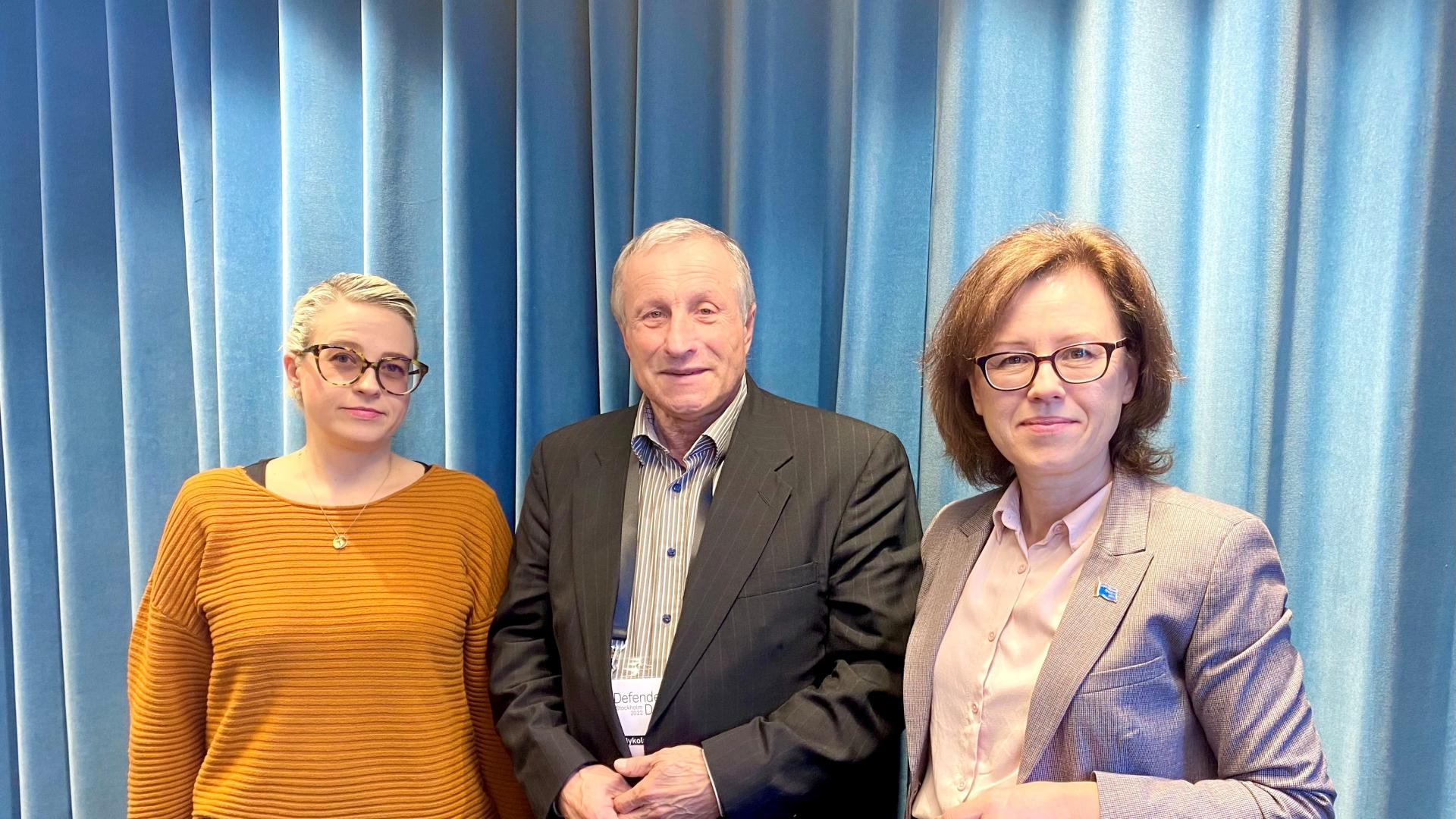 Victoria da Silva, Mykola Semena och Lina Kushch vid besöket på Journalistförbundet.