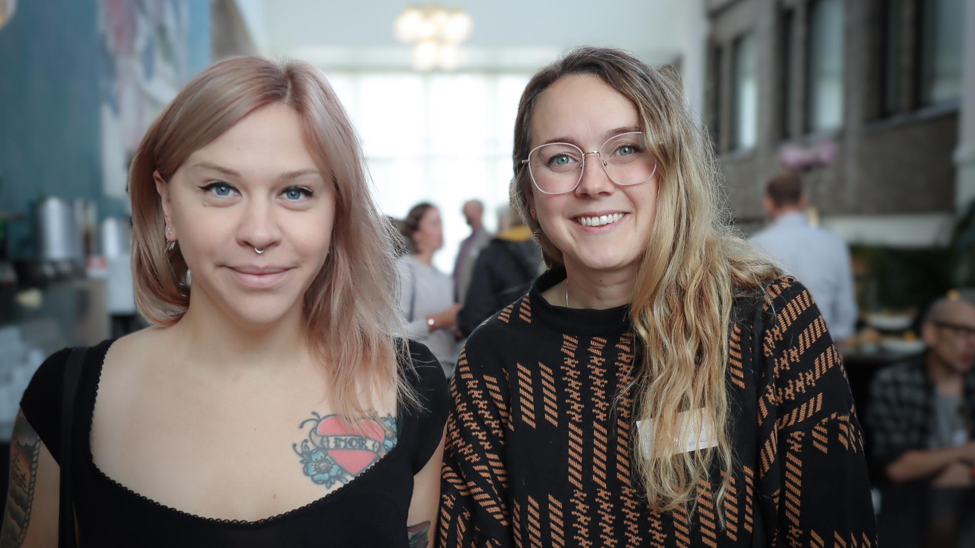Josefin Isaksson (tv) och Elin Stormare (th)
