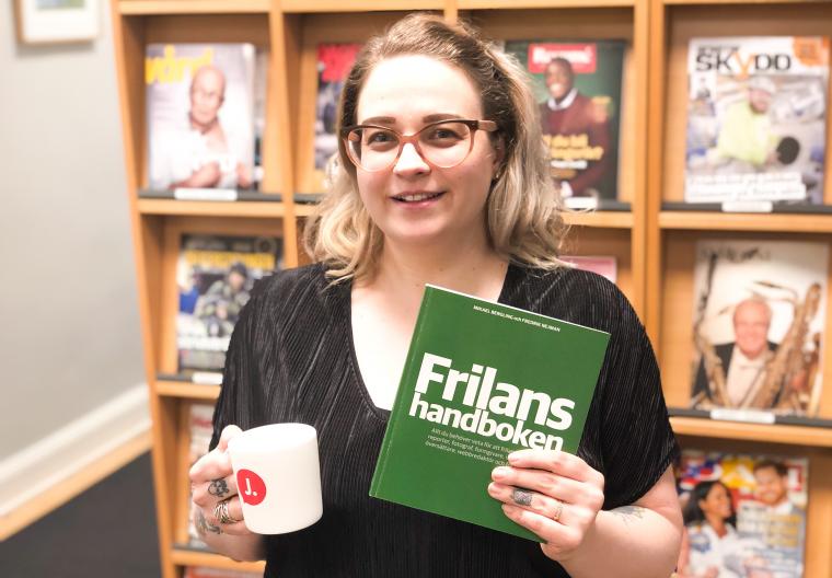 Bild på Victoria da Silva som håller i Frilanshandboken