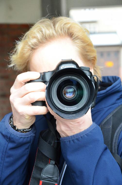 En person som håller en kamera