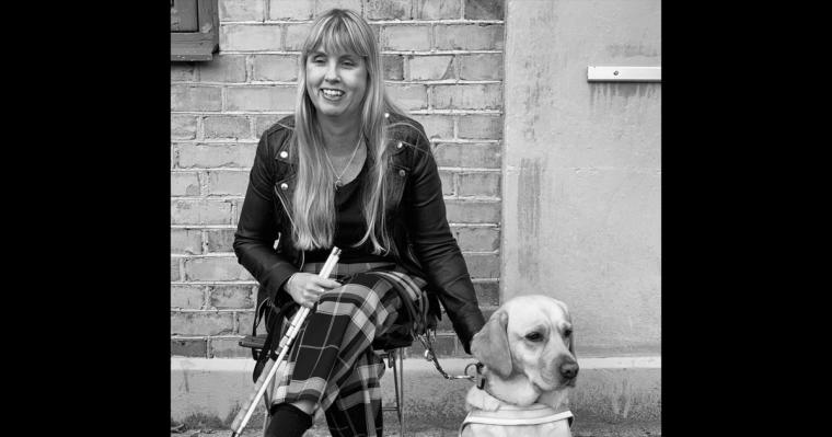 Anna Bergholtz och hennes ledarhund Chanti. 