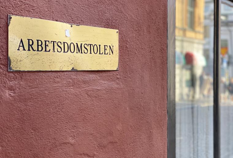 Bild på skylt utanför Arbetsdomstolen 