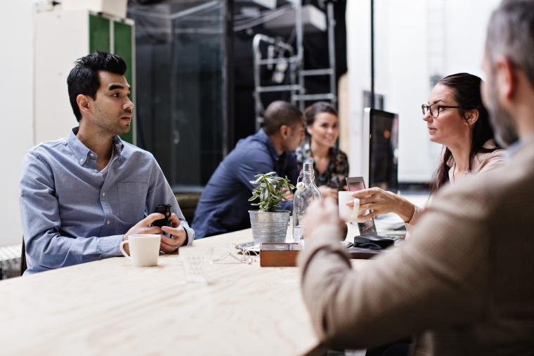 Kollegor pratar på arbetsplats