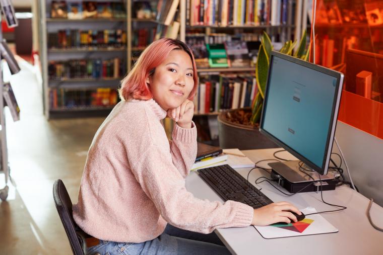 Person som sitter vid en dator